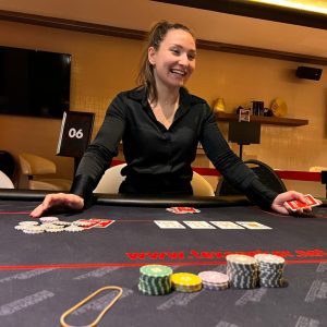 Croupier a la table de poker