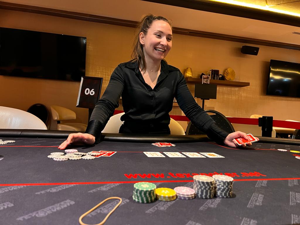 Croupier a la table de poker