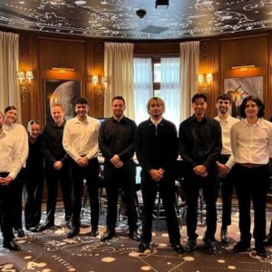 Groupe de croupier stagiaire au club de jeux