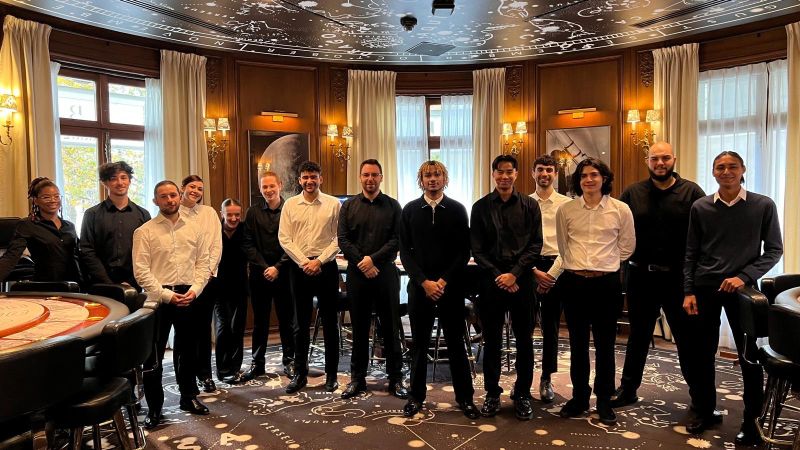 Groupe de croupier stagiaire au club de jeux