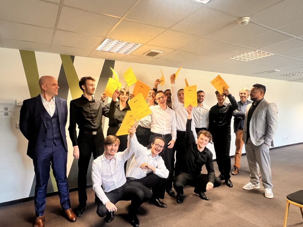 croupiers montrent leur diplôme à Toulouse
