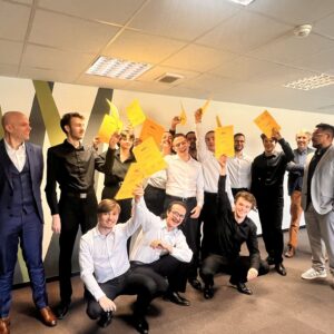 croupiers montrent leur diplôme à Toulouse