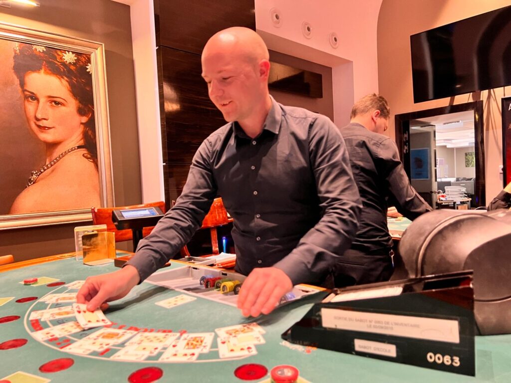 croupier en table de ultimate poker