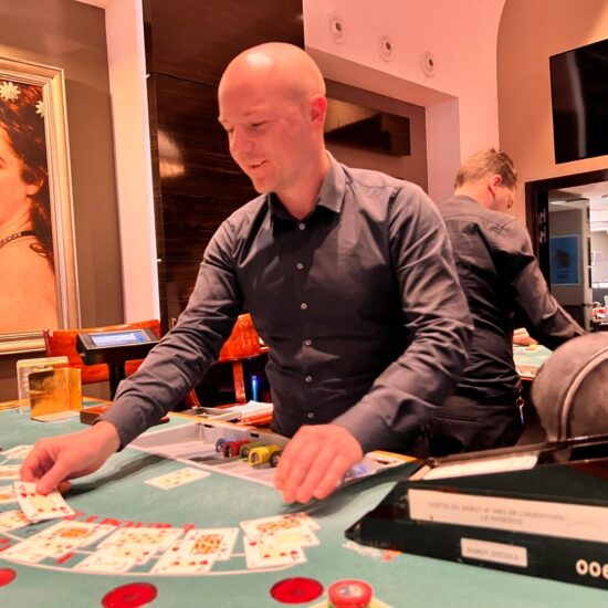 croupier en table de ultimate poker