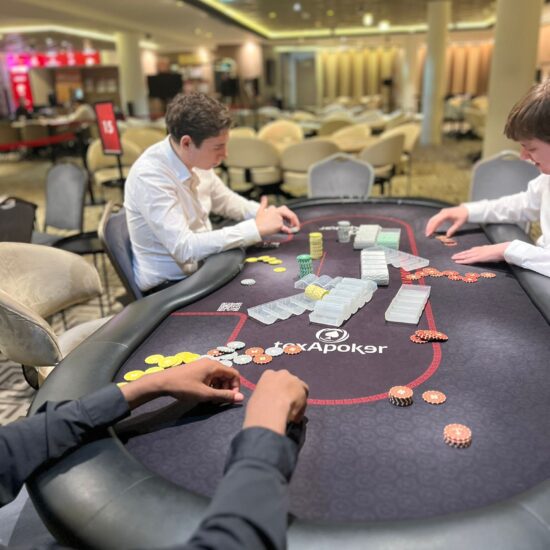 apprentissage des cartes pour des futurs croupiers