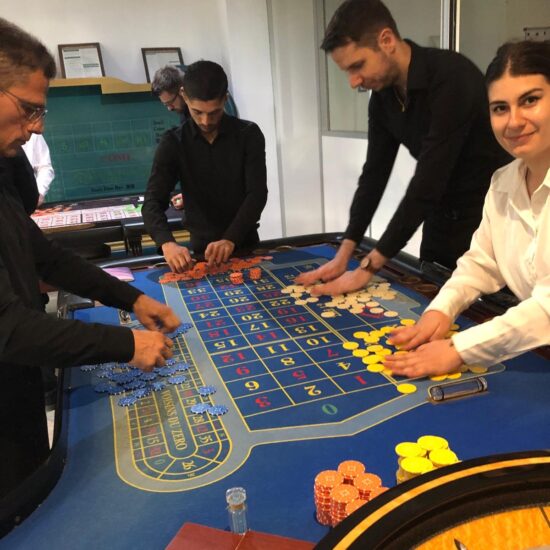 nouveau croupier en manipulation jetons sur une table de roulette