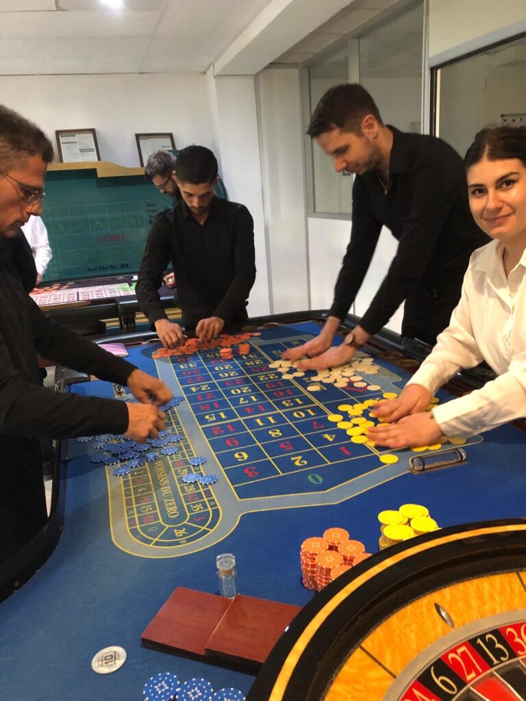 nouveau croupier en manipulation jetons sur une table de roulette