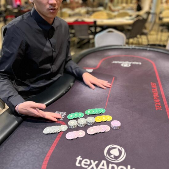 croupier sur table poker en apprentissage