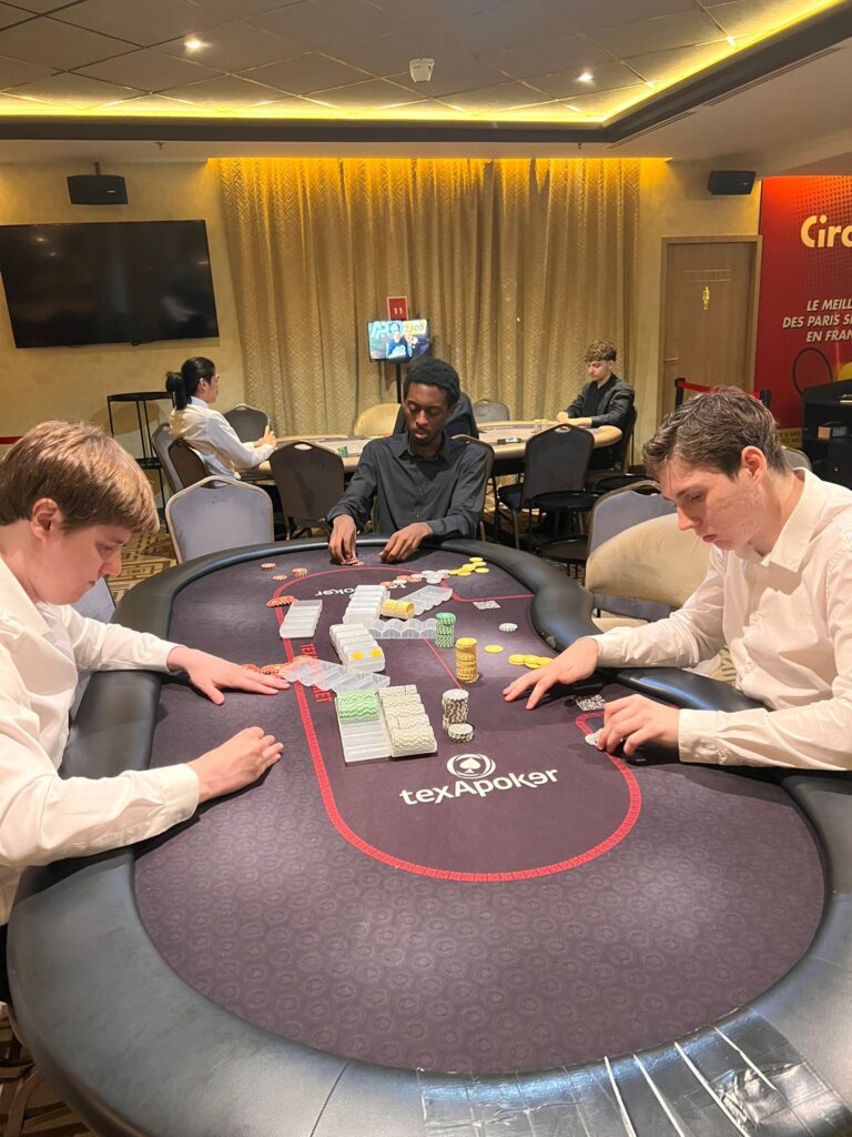 stagiaires croupiers entrainement aux cartes