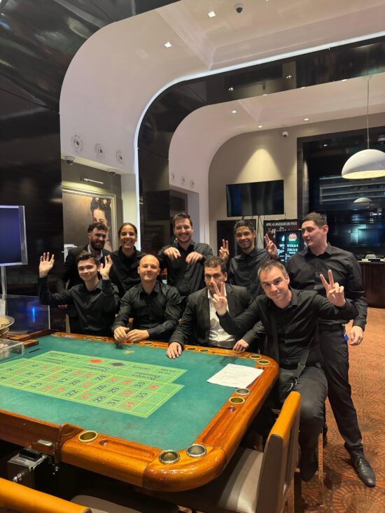 Equipe de futurs croupiers au CAsino Aix-les-bains