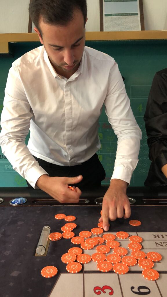 croupier qui manipule des jetons