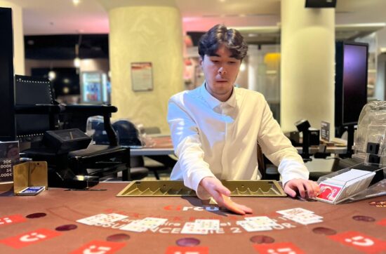 Nos futurs croupiers perfectionnent leurs gestes au CLUB CIRCUS PARIS !