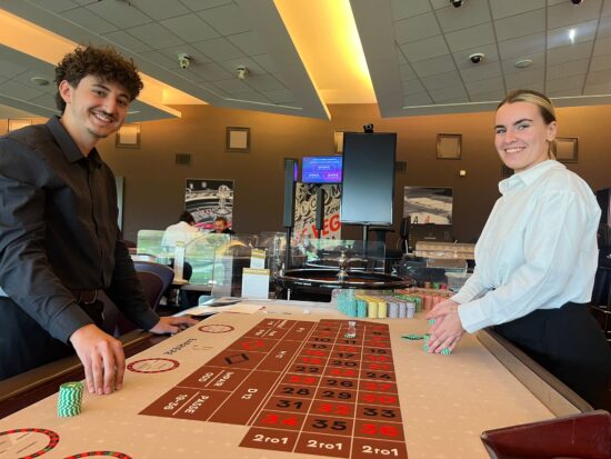 Deux futurs croupier en manipulation de jetons à la roulette