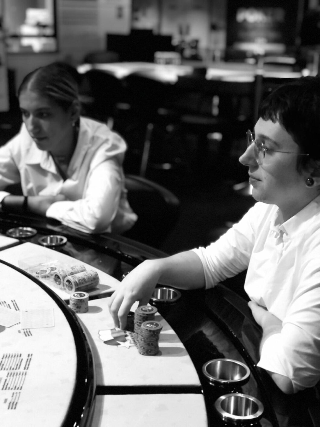 Deux stagiaires attentive a une table de jeu