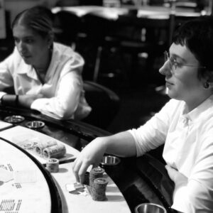 Deux stagiaires attentive a une table de jeu